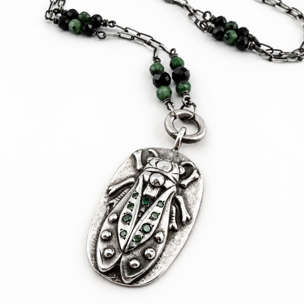 
                  
                    CICADA Luxe Necklace 9 Green Diamonds in Silver - SPARKLE XI
                  
                