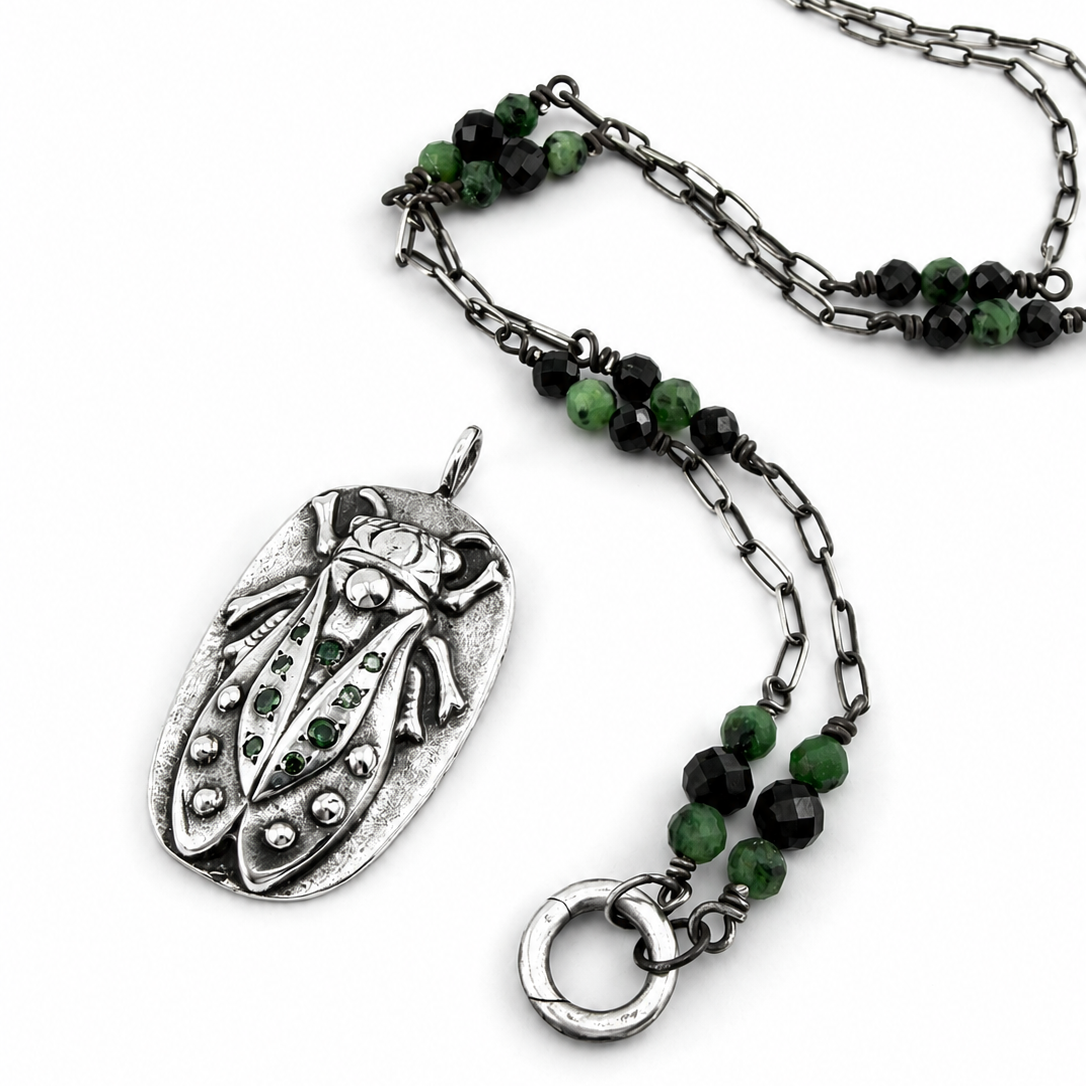 
                  
                    CICADA Luxe Necklace 9 Green Diamonds in Silver - SPARKLE XI
                  
                
