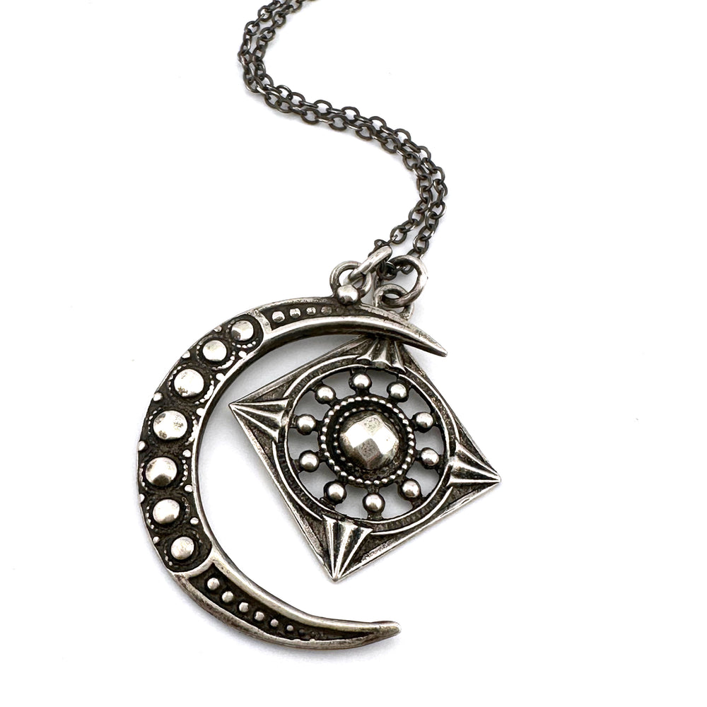 
                  
                    FOCUS MOON Necklace Set - Silver
                  
                