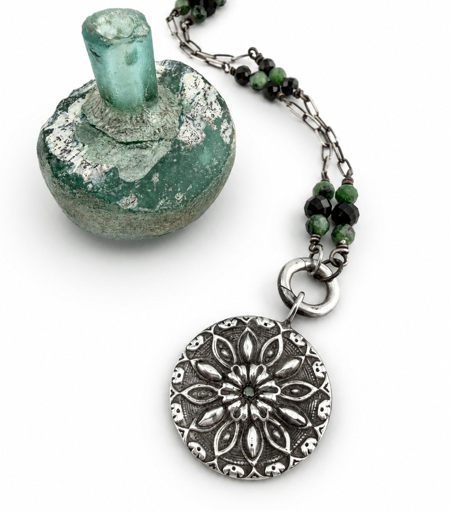 
                  
                    RADIANCE Necklace with Green Diamond - SILVER
                  
                