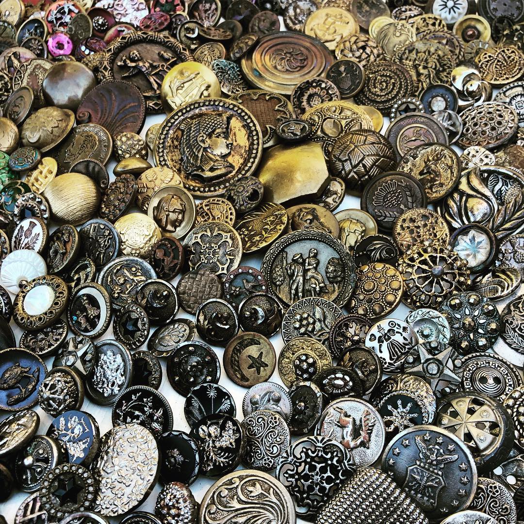 
                  
                    LAVENDER SKY PEACOCK Vintage Button Necklace - Silver
                  
                